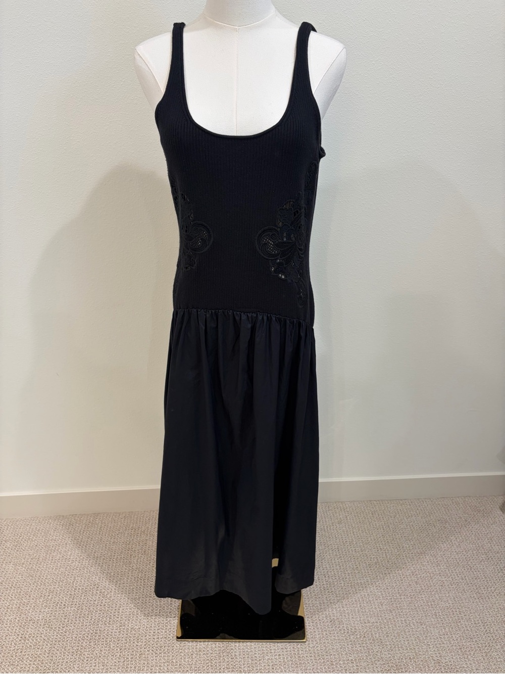 Black Sleeveless Mid-Length Dress